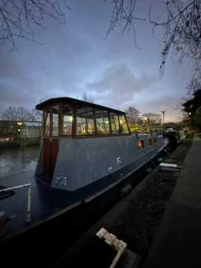 London Dutch Barge - Sleeps 4 & Cosy Fireplace